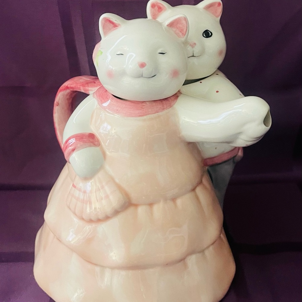 Happy cats dancing tea pot